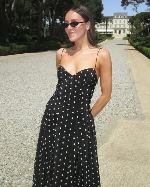 langes schwarzes Polka Dots Kleid mit elegantem Schnitt 