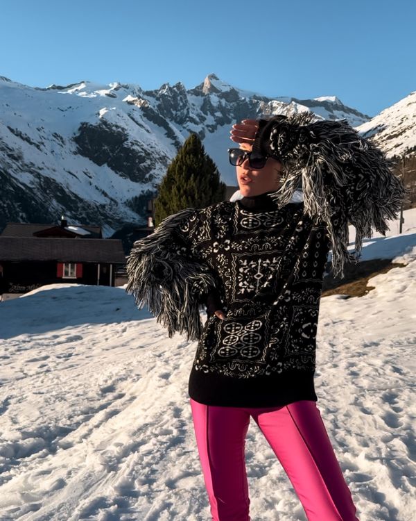 Hochwertiger Fashion Rollkragen Pullover - Cindy Boccia in Bellwald Schweiz trägt diesen Pullover im Schnee 
