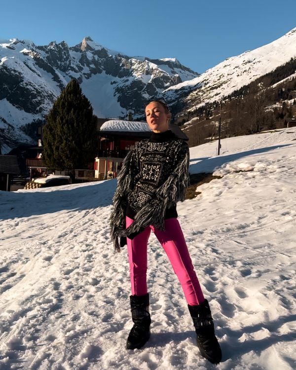 Designer Fashion Rollkragen Pullover schwarz-weiss mit Fransen an den Ärmeln - Cindy Boccia in Bellwald im Schnee mit kuscheligem Fashion Pullover 