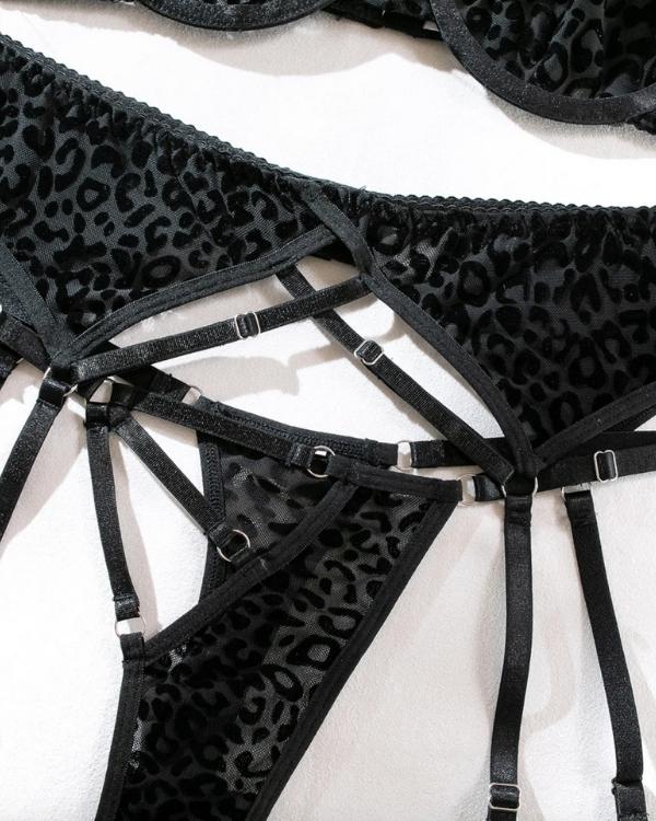 Stilvolles Dessous-Set mit Leopardendruck und einzigartigen Kreuzträgern