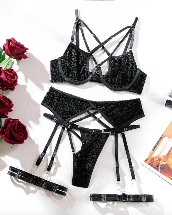 Sinnliches Lingerie-Set in Schwarz mit Leopardendetails und verführerischen Trägern.