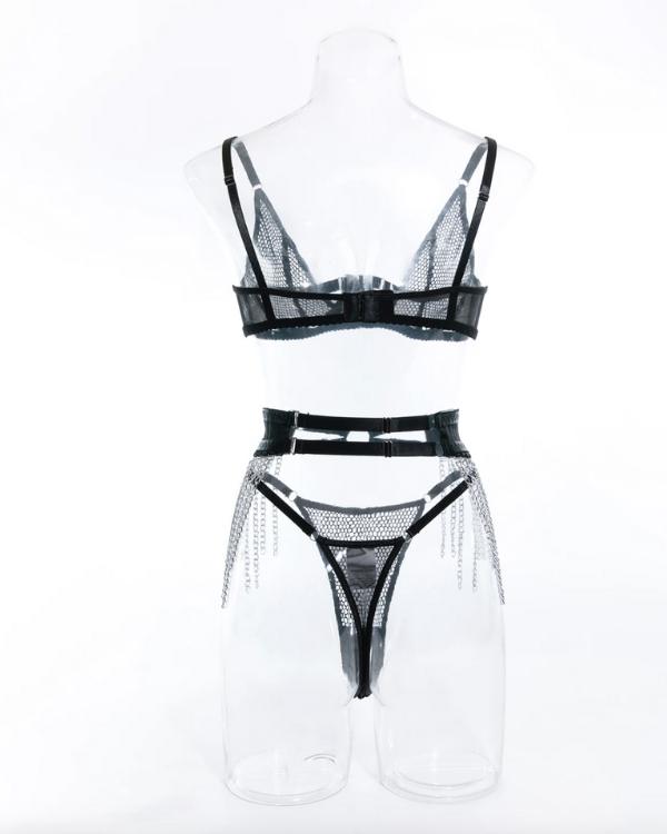 Innovatives Design: Dessous-Set mit Mesh-Optik und Ketten-Detail für einen modernen Twist