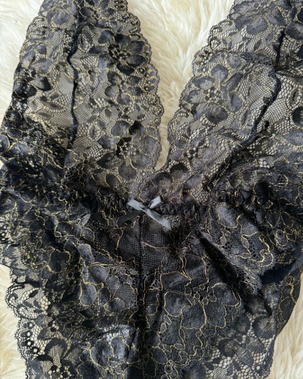 Luxuriöser Spitzen-Bodysuit in Schwarz – Detail der handgearbeiteten Spitze