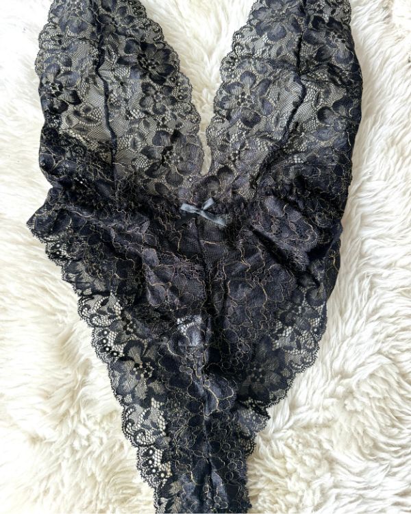 Schwarzer Malani Bodysuit mit Spitze, der die Silhouette umschmeichelt