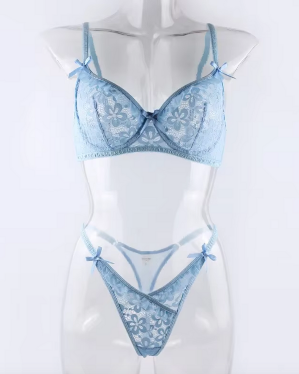Feminines Dessous in Himmelblau mit romantischem Flair