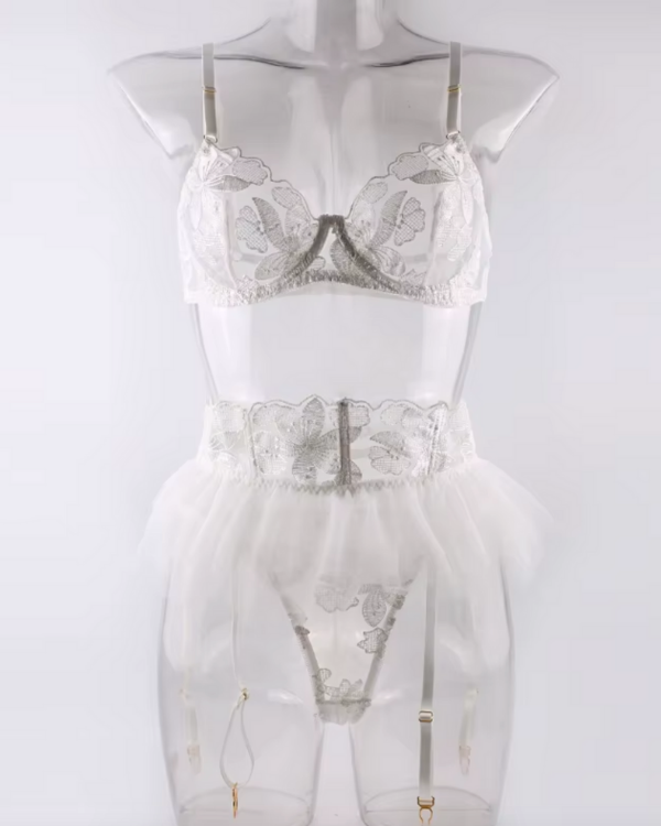 Zartes weisses Spitzen Lingerie Set mit Tüllrock und BH