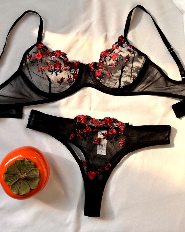 schwarzes Mesh Blumen Dessous Set mit roten Blumen Applikationen - Erotisches Dessous
