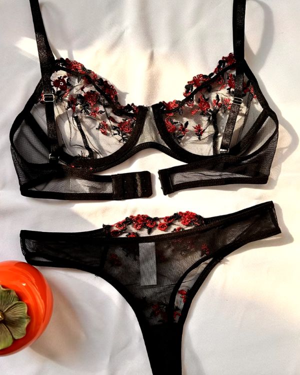 verführerisches schwarzes Mesh Dessous aus Bh und String Tanga mit roten Blumen Motiven 