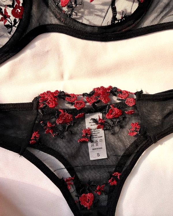 schwarzer transparenter Mesh String Tanga mit roten Blumen Stickerei