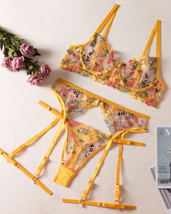 Gelbes Floral Dessous-Set mit BH, String-Tanga und Strapsen-Halterung