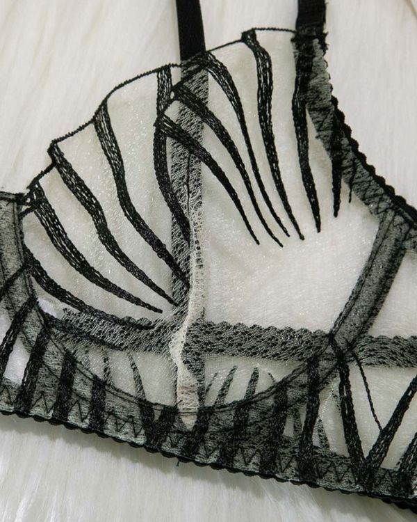 transparenter BH mit schwarzen Streifen die einen Muschel Seashell Effekt Design ergeben 