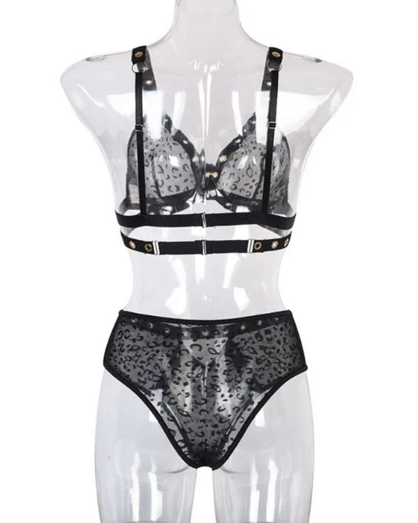 Aufnahme von Hinten des Leopardmusters mit Nieten des Rock Chic Sets