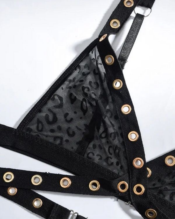 Nahaufnahme des Leopardmusters mit Nieten des Rock Chic Sets