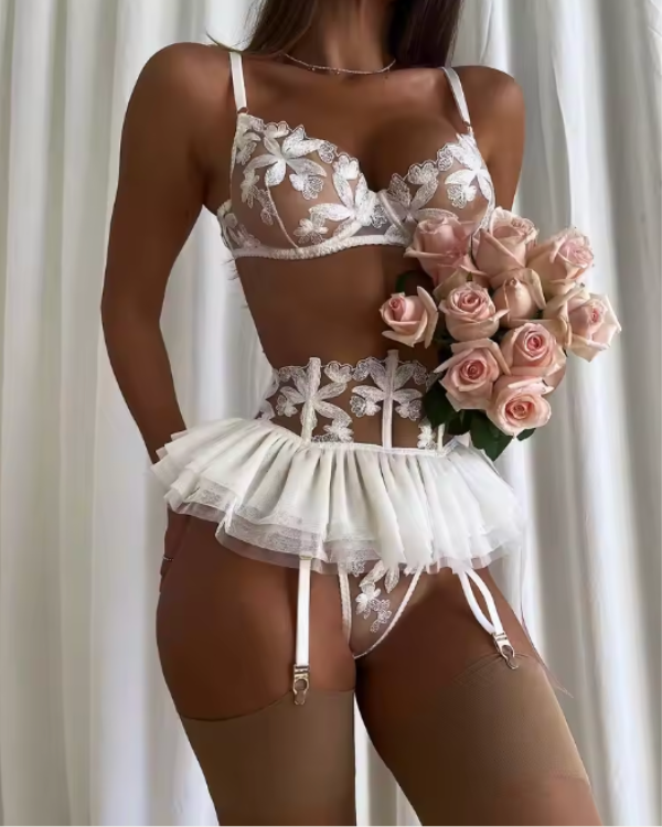 Romantisches Spitzen-Dessous Set in Weiss mit Tüll | Verspielt und heiss zugleich