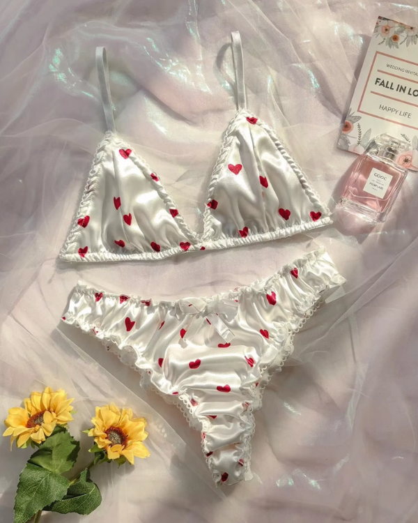 weisses verspieltes Damen Unterwaesche Dessous Set mit Ruffle Unterhose und roten Herzen 