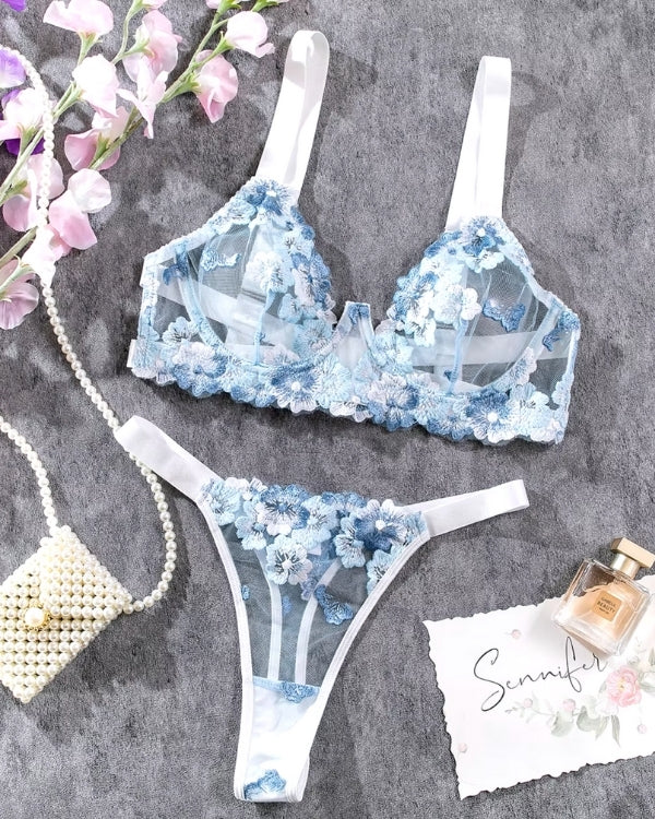 verspieltes und zugleich sexy Dessous Set aus String und BH mit Mesh Stoff und Blumen Motven 