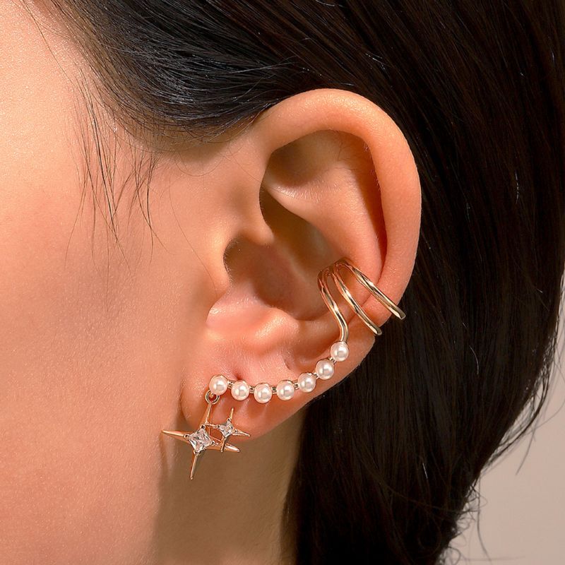 Einzigartiger Ohrschmuck: Perlen und Zirconia Sterne am Ear-Cuff
