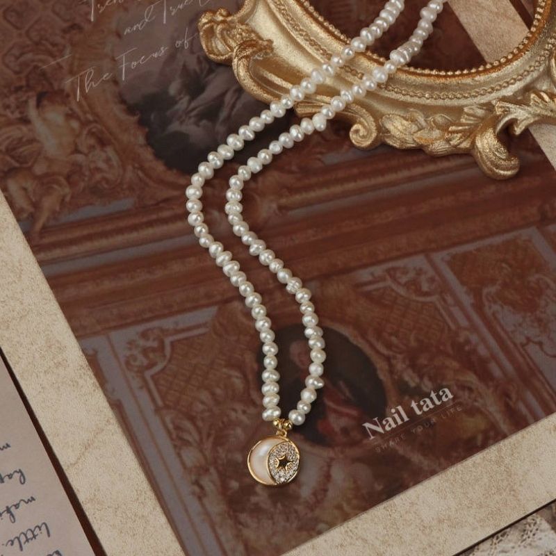 Echtperlen Kette Halskette - Perlenkette aus unregelmässigen echten Perlen in weiss mit rundem Anhänger mit Mond Zeichen