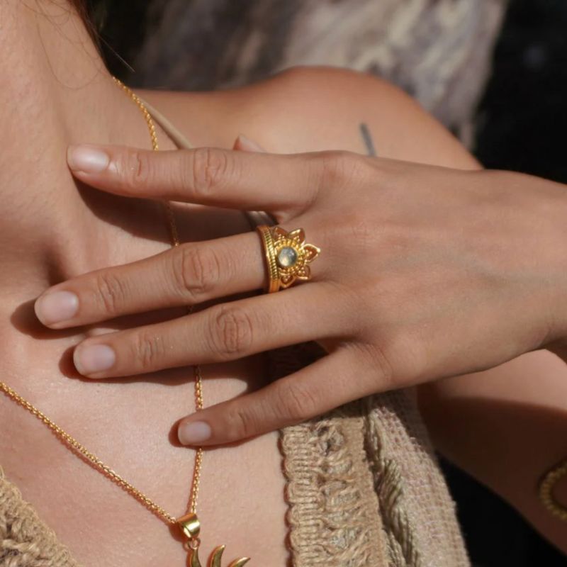 Goldener Aryia Ring, der Eleganz und spirituelle Bedeutung vereint