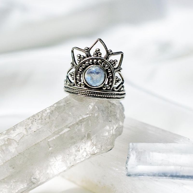 Aryia Ring mit leuchtendem Mondstein in filigranem Silberdesign