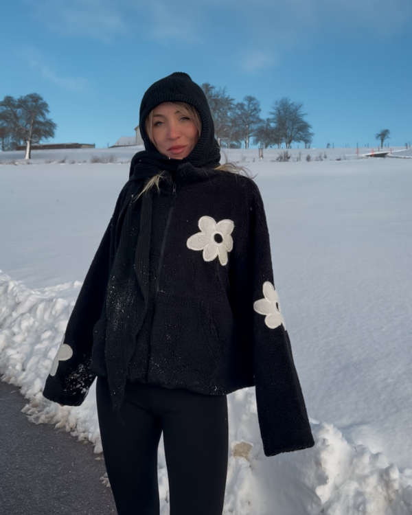 Kuschelige schwarze Fleece Jacke im Oversize Schnitt mit weissen Blumen