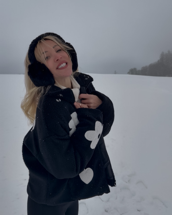 Fleecejacke in schwarz mit Kragen und Oversize Schnitt - Blumen und Herz Symbole