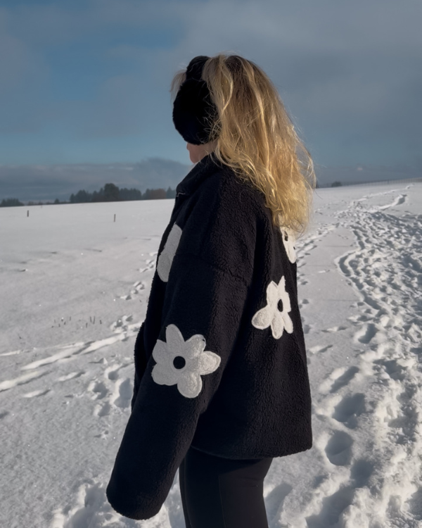 Schwarze Fleece Jacke Teddyfleece mit weissen Blumen Motiven 