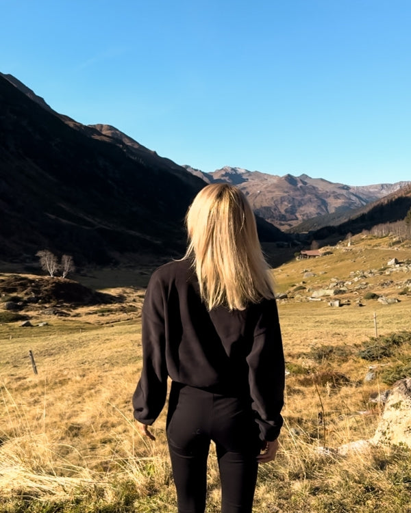 schwarzes kuschelige Fleece Jacke mit Kragen - Warm und stillvoll 