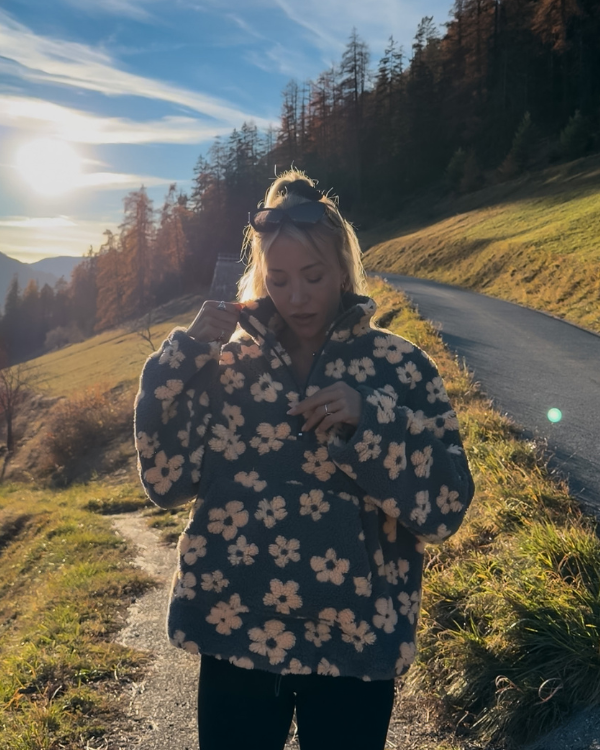 Oversize Plüsch Fleecepullover in grau mit orangen Blumen 