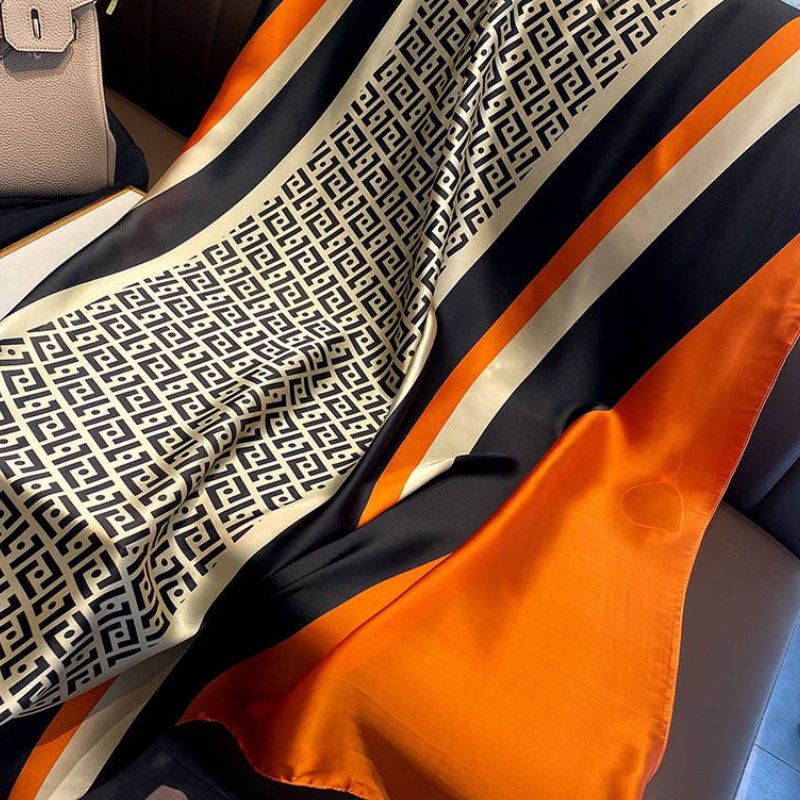 Chic in Orange-Blau: Geometrischer Print auf weichem Tuch - Foulard Schal Satin Tuch