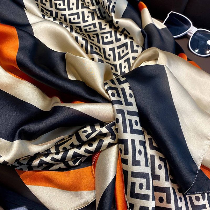 Stilvoller Farbmix: Orange-Blau mit eleganten Geometrien - Blau Oranges Satin Tuch