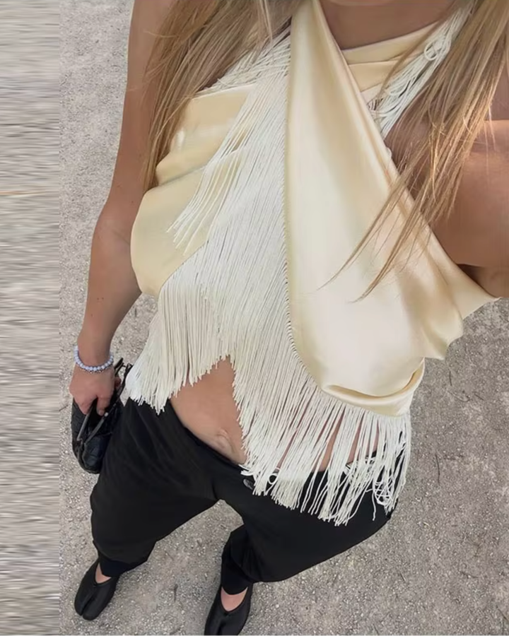 Elegantes Fransen-Top in Seidenlook kombiniert mit schwarzer Hose