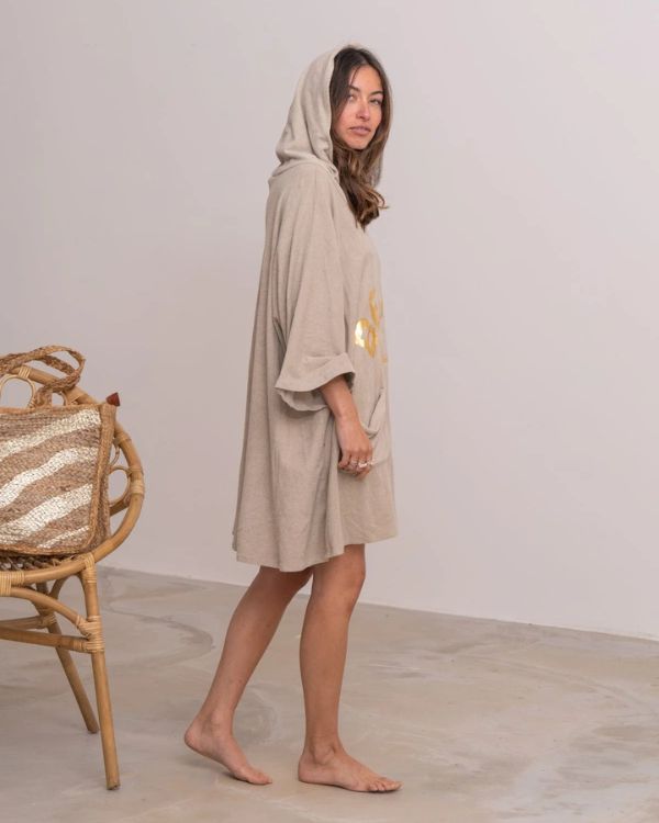Surf Vibes: Beiger Frottee Poncho mit edler Goldschrift