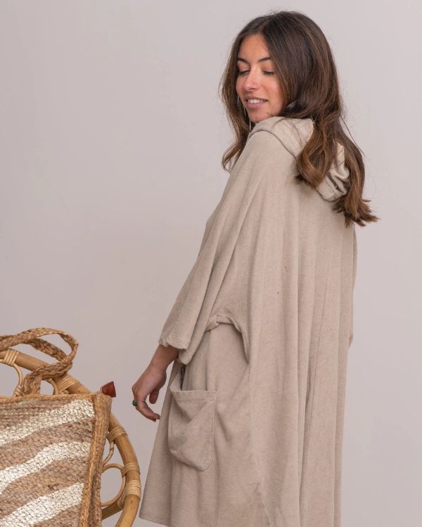 Bequemer beiger Poncho aus weichem Frottee für den Strand