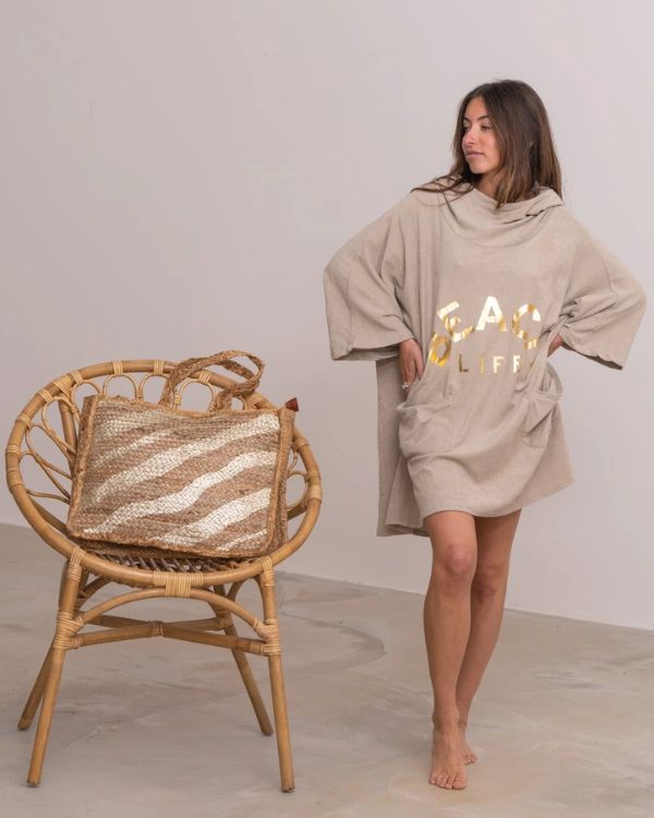 Beiger Surfponcho mit 3/4 Ärmeln und goldener Schrift - Frotteekleid mit Kapuze 