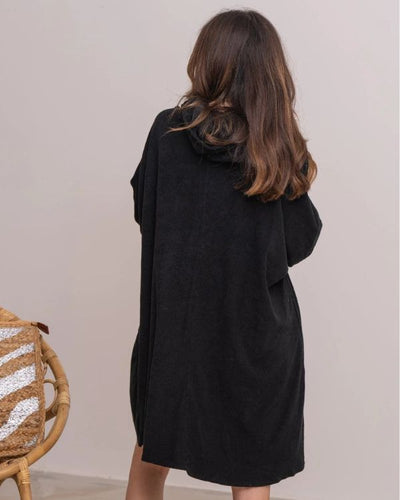 Komfortabler schwarzer Poncho mit lässigem Schnitt und silberner Schrift - Kapuzen Beach Poncho Kleid 