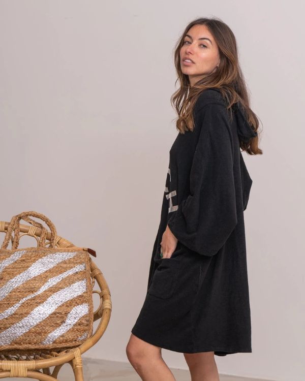 Schwarzer Surfponcho mit 3/4 Ärmeln und silberner Schrift