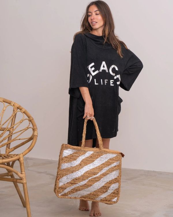 Surf Vibes: Schwarzer Frottee Poncho mit stylischer Silberschrift - Frotteekleid mit Kapuze 
