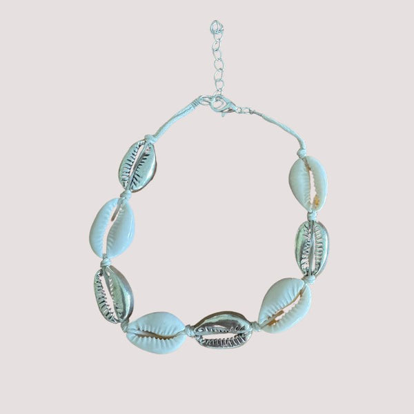 Boho Muschel Fusskette aus weissen und silbernen Muscheln