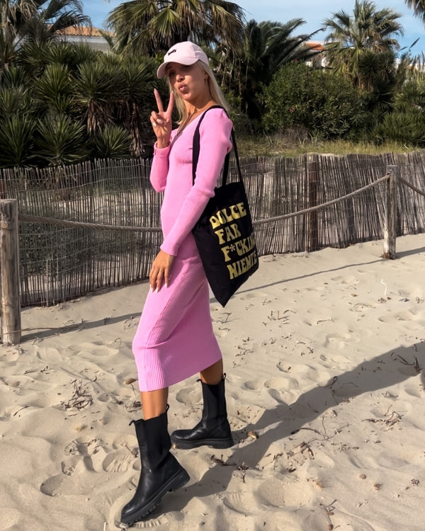 Rosa Strickkleid mit V-Rückenausschnitt Dein stilvoller Begleiter