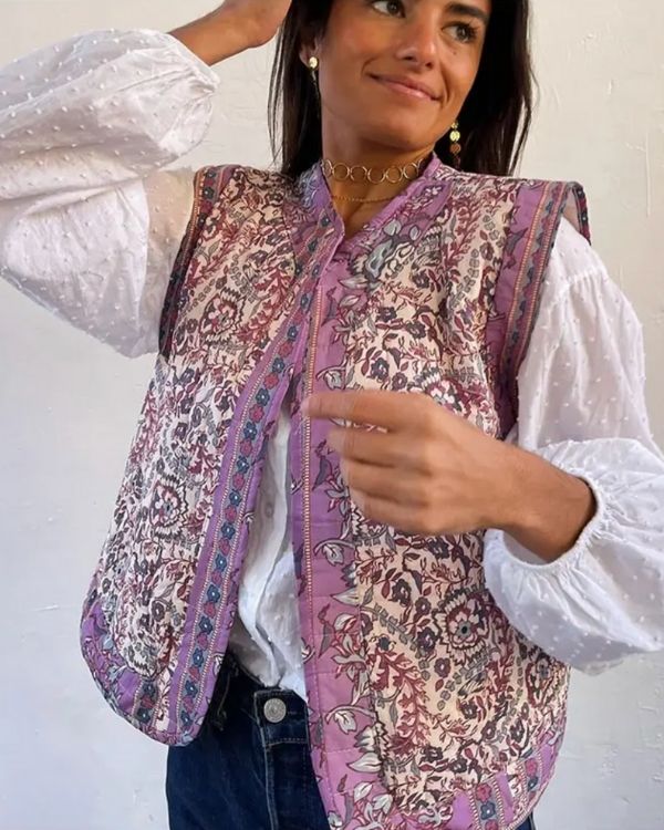 Vintage Retro Steppweste mit Blumen Muster und violetten Tönen 