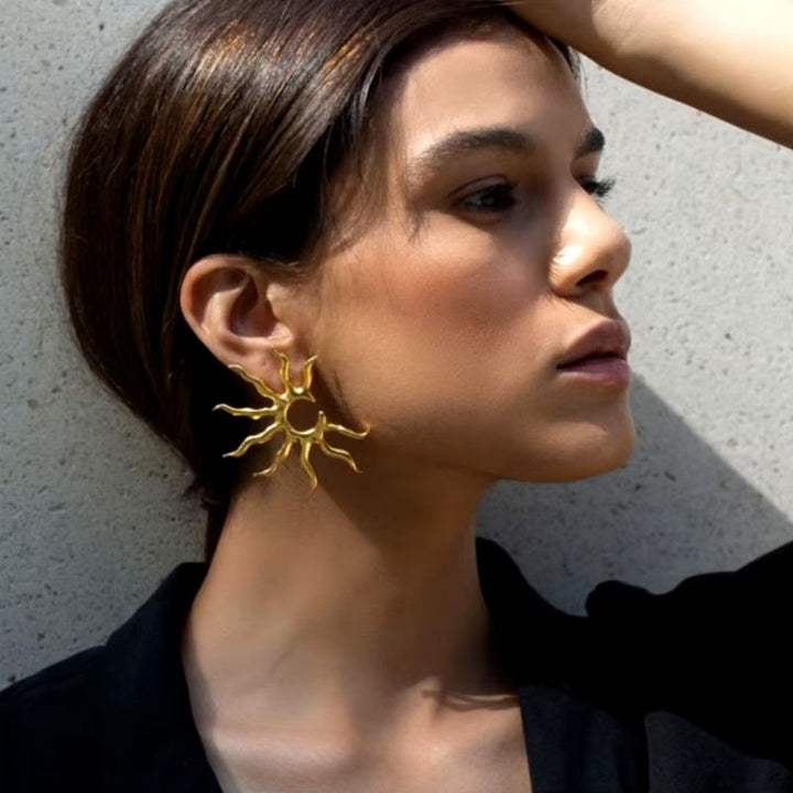 goldene Ohrringe mit Sonnen Symbol Motiv - Strahlender Modeschmuck