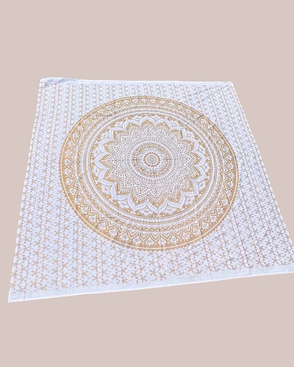 Grosses weisses Strandtuch mit goldigem Mandala Design - Multifunktionales Tuch kann als Wandtuch, Strandtuch oder Bettlaken verwendet werden 