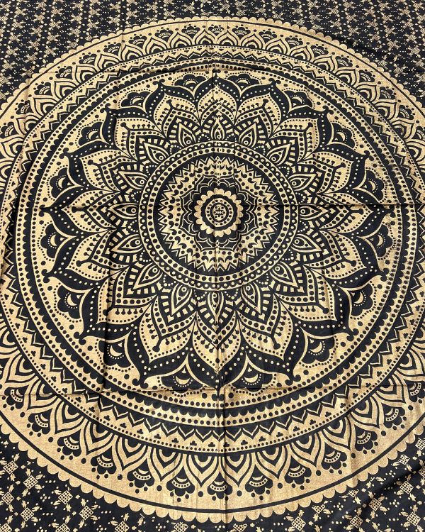 Grosses Tuch als Strandtuch, Bettlaken oder Wandtuch mit goldigem Mandala 