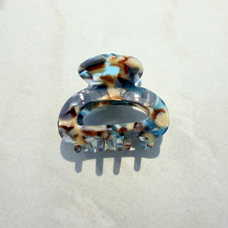 Stillvolle kleine runde Haarklammer in Batik Farben blau-braun gemischt 