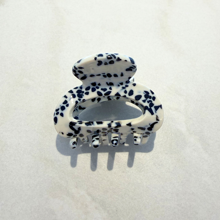 kleine weisse Haarklammer Haarclip mit schwarzen punkten 