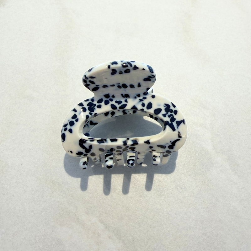 kleine weisse Haarklammer Haarclip mit schwarzen punkten 