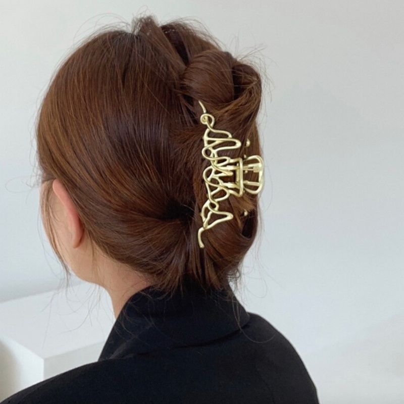 Goldene Haarklammer Haarspange aus Metall in speziellen Designer Style 