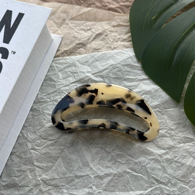 Halbrunde Haarklammer in creme schwarz gemustert - Stillvolle Haarspange