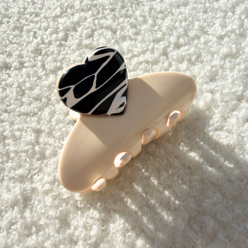 Feminine Haarklammer mit Herzdetail Ibiza Style